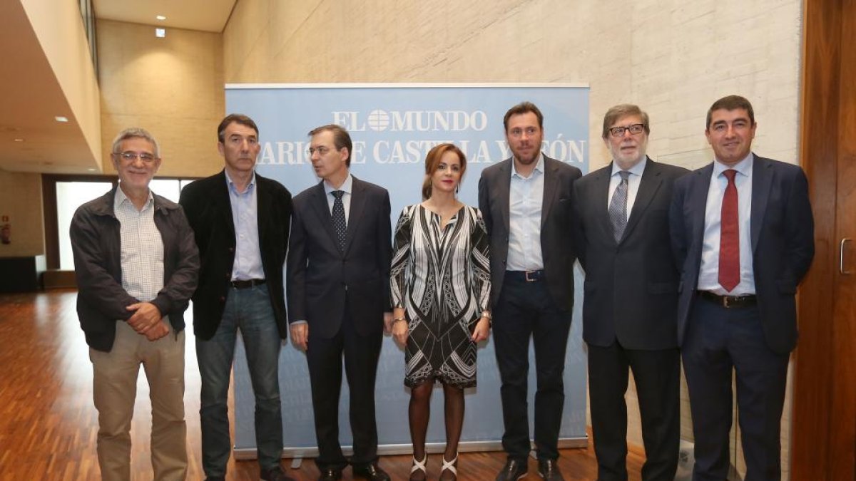Jornada 'Garantía juvenil y empleo de calidad', organizada por El Mundo Diario de Castilla y León. En la imagen (I a D), Agustín González, Ángel Hernández, Germán Barrios, Silvia Clemente, Óscar Puente, Santiago Aparicio y Pablo Lagos.-ICAL