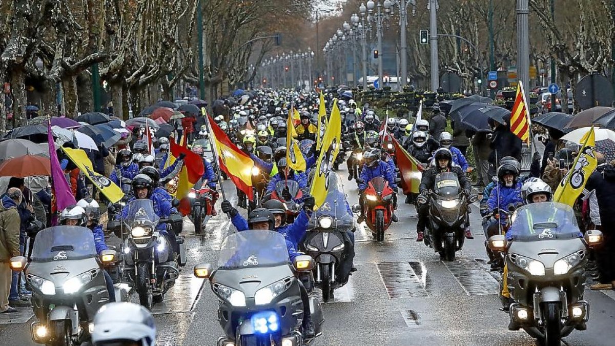 Cientos de aficionados tomaron el Paseo Zorrilla durante el ‘Desfile de banderas’ de la concentración motera Pingüinos 2018.-J.M. LOSTAU