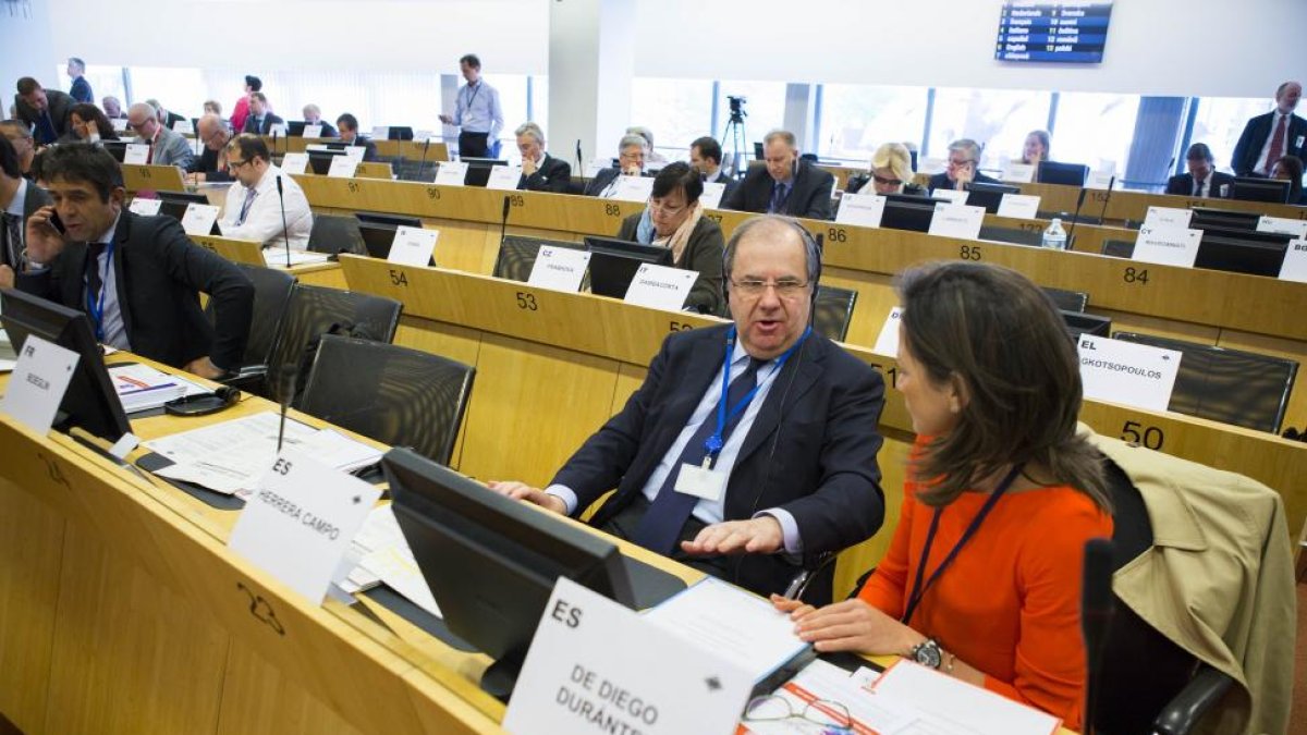 El presidente de la Junta de Castilla y León, Juan Vicente Herrera, expone el proyecto de dictamen 'La respuesta de la UE al reto demográfico' en el Comité de las Regiones.-ICAL