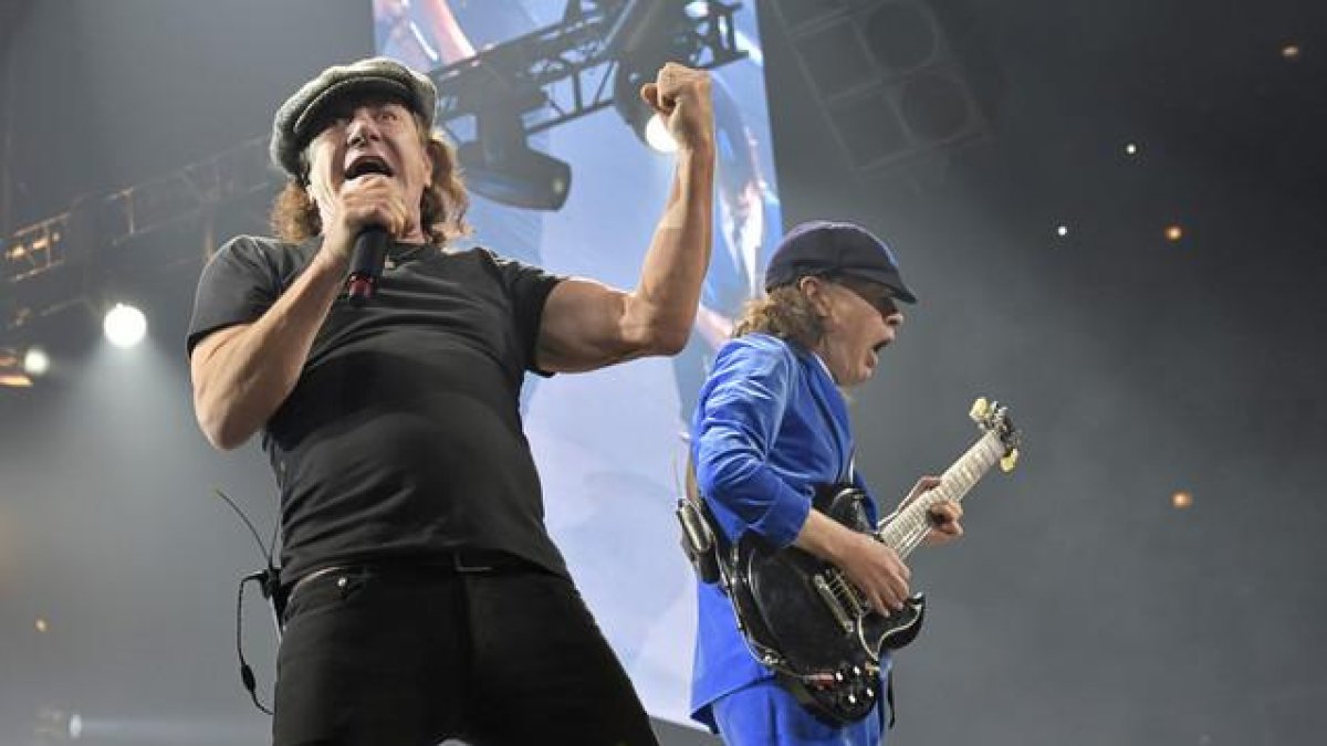 Brian Johnson (izquierda) y Angus Young, el pasado 17 de febrero, durante el concierto que AC/DC dio en Chicago, en el marco de la gira 'Rock or Bust'.-AP / ROB GRABOWSKI