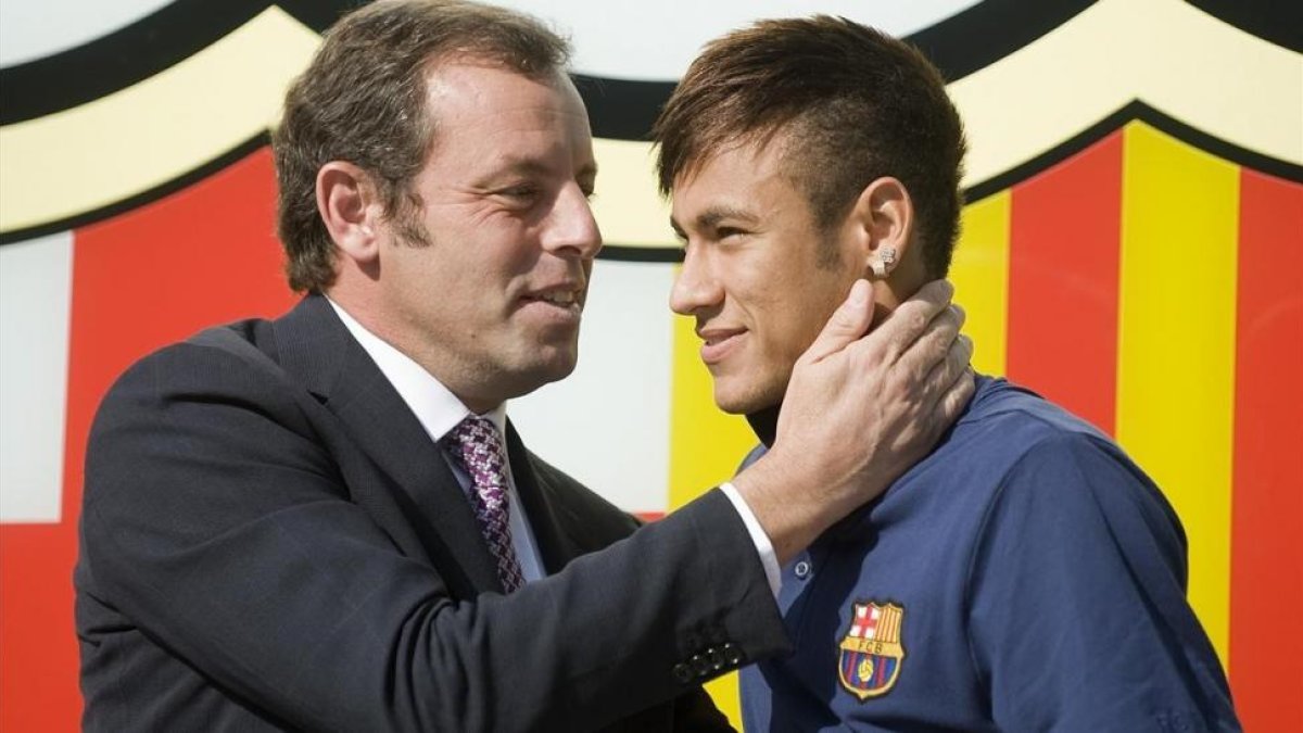Sandro Rosell y Neymar, en junio del 2013.-/ JORDI COTRINA