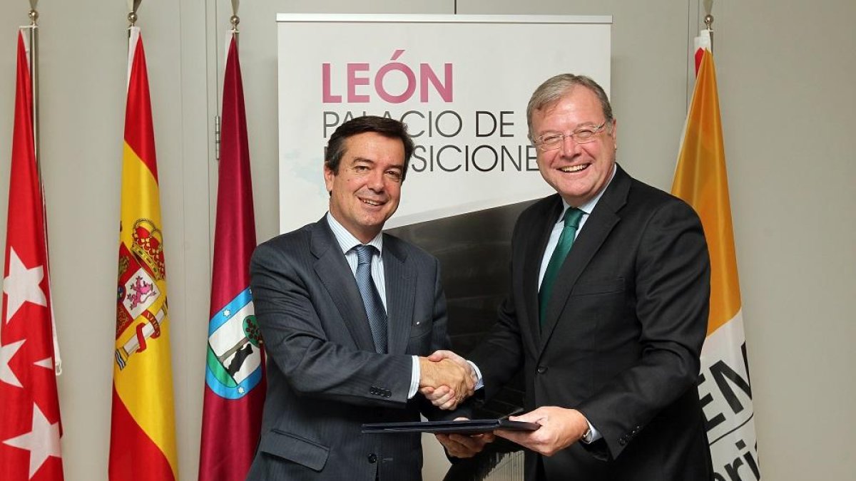 Eduardo López-Puertas y Antonio Silván sellan el acuerdo.-ICAL