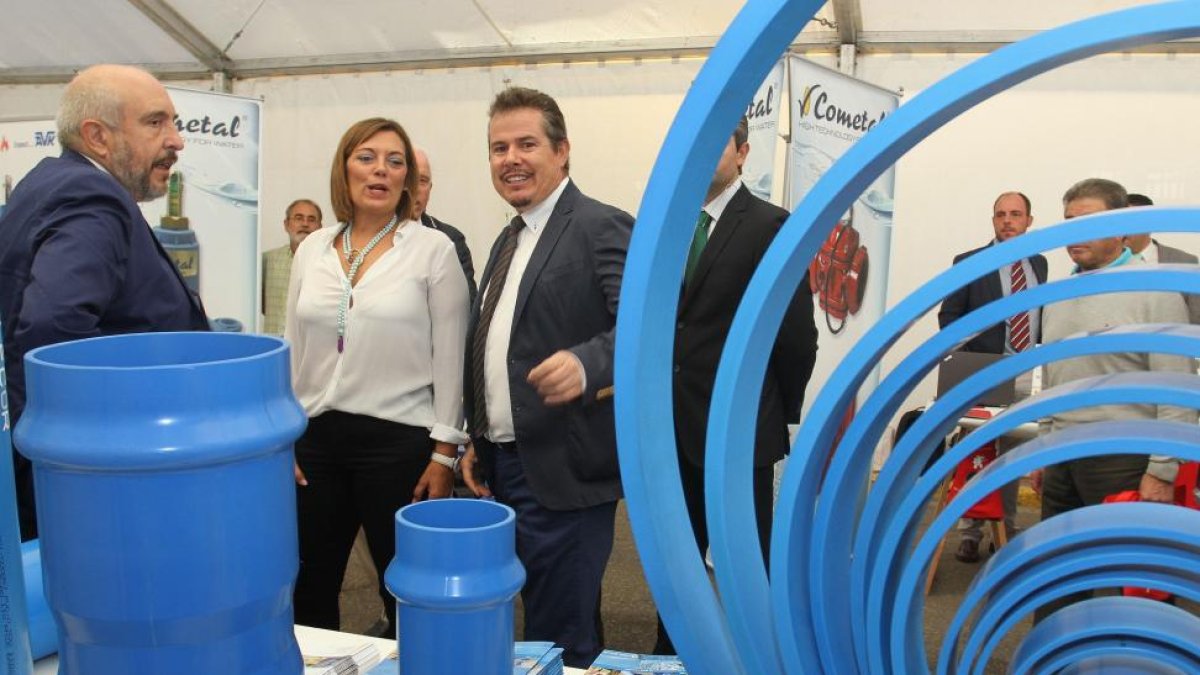 Milagros Marcos; junto al presidente de la Comunidad de Regantes del Canal del Pisuerga, Luis Alberto Nebreda (D), en la jornada.-ICAL