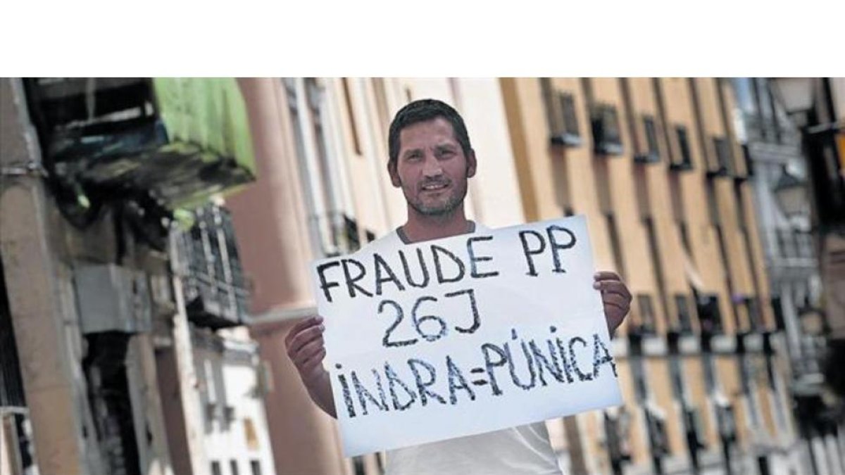 Lagarder Danciu, posando con una pancarta.-AGUSTÍN CATALÁN