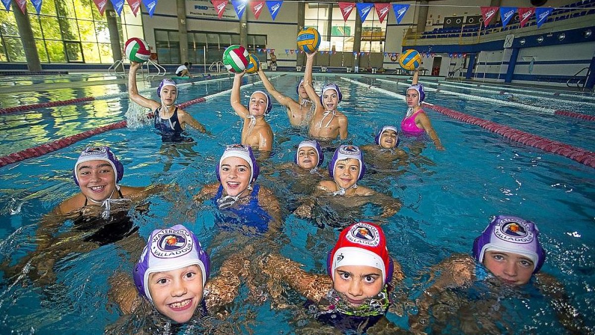 Los componentes de la escuela del Parquesol Waterpolo Valladolid flotan en la piscina de Parquesol.-PHOTOGENIC