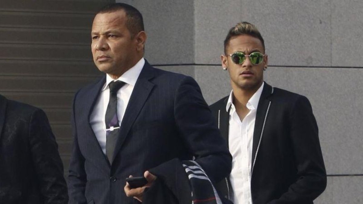 Neymar y su padre, en una declaración ante la Audiencia Nacional el pasado mes de febrero.-EFE / KIKO HUESCA