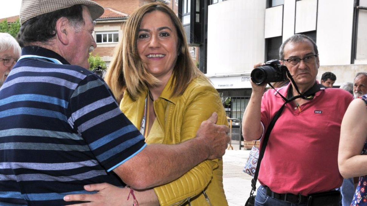 Barcones recibe las felicitaciones de los socialistas de Soria.-VALENTÍN GUISANDE