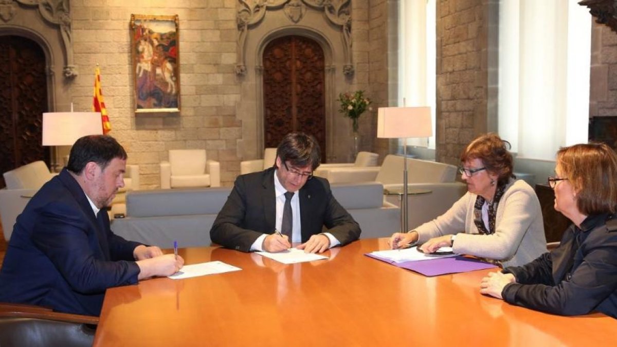 Carles Puigdemont y Oriol Junqueras firman la notificación del TSJC de la suspensión de la partida presupuestaria del referéndum.-