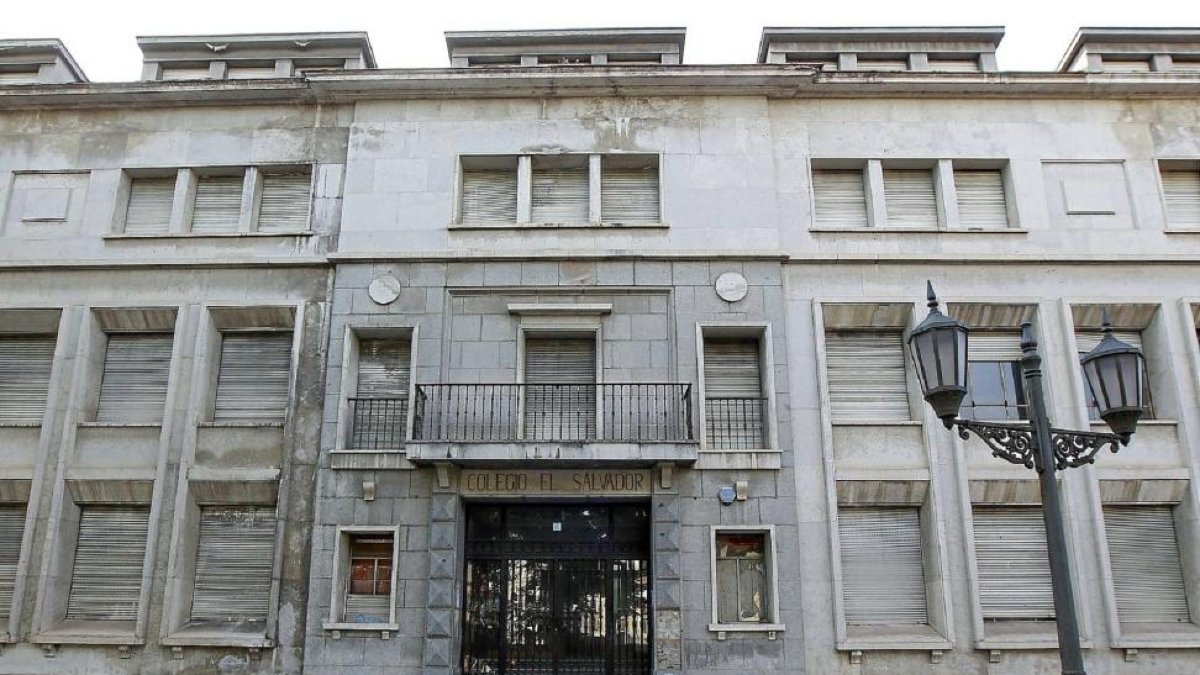 Fachada del colegio El Salvador, donde el Ayuntamiento quiere ubicar el campus de la Justicia.-J. M. LOSTAU