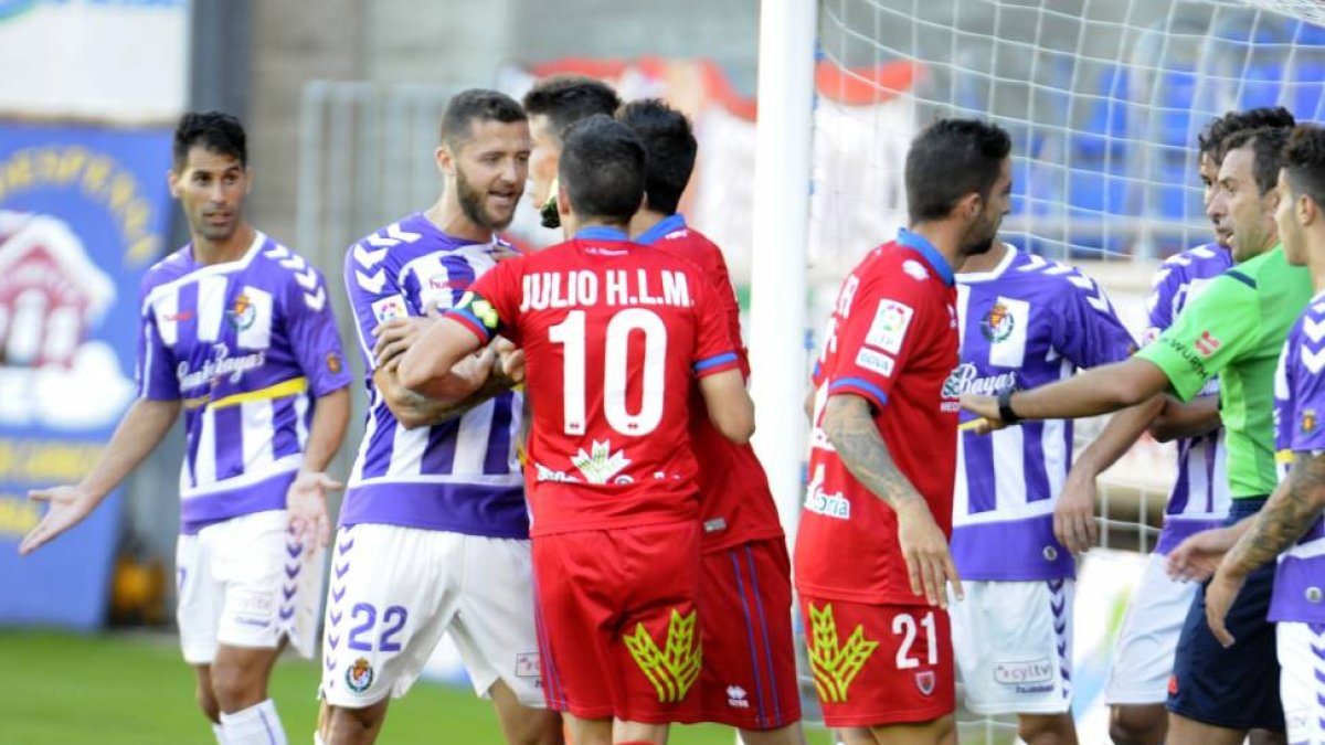 Los jugadores de ambos equipos se enzarzan tras expulsar el árbitro a Samuel, ayer, en Los Pajaritos.-Diego Mayor