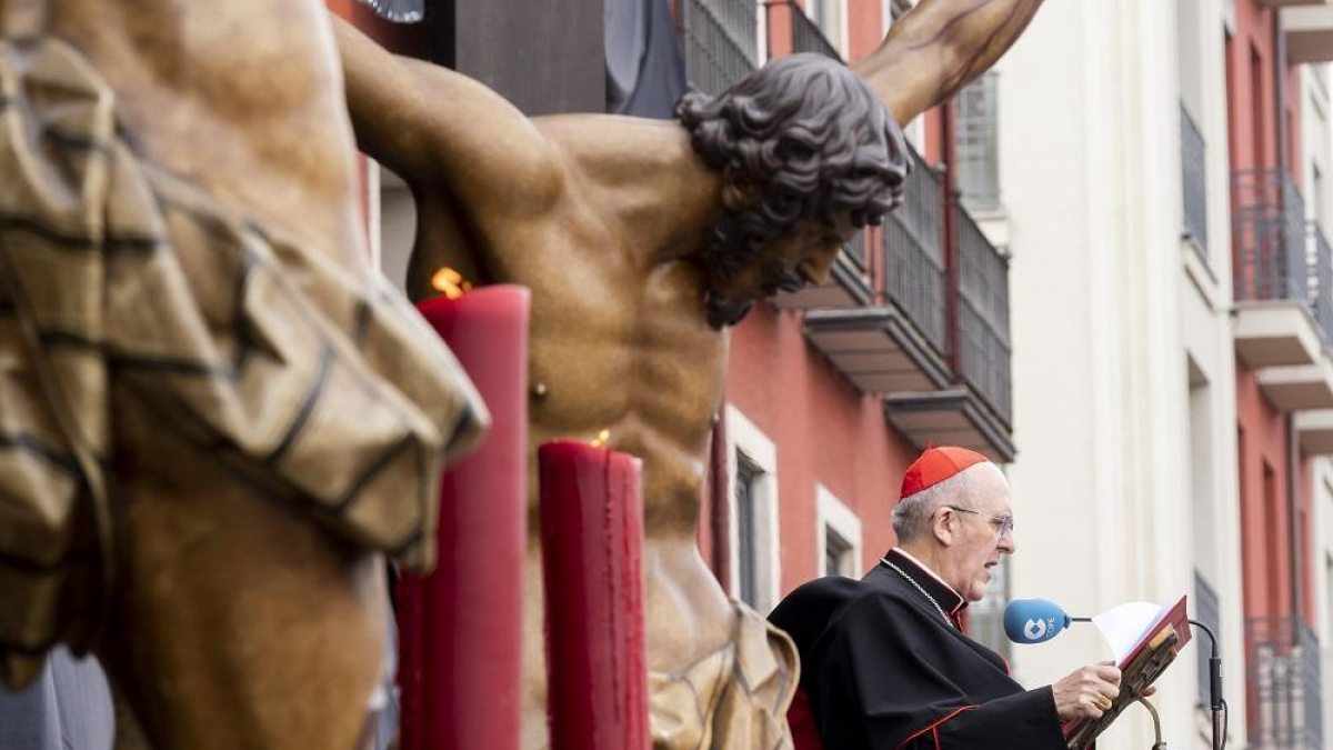 El cardenal arzobispo de Madrid, Carlos Osoro, en la plaza Mayor de Valladolid.-PABLO REQUEJO / PHOTOGENIC