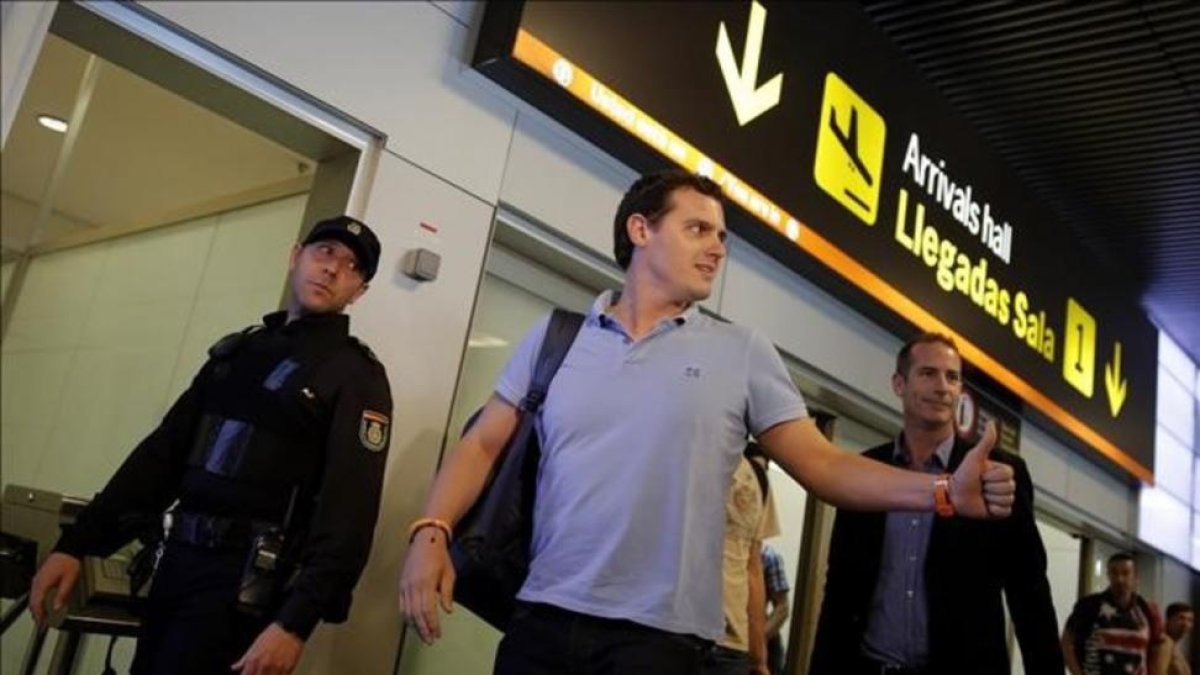 El líder de Ciudadanos, Albert Rivera, tras aterrizar en Madrid de su viaje a Venezuela.-JOSE LUIS ROCA