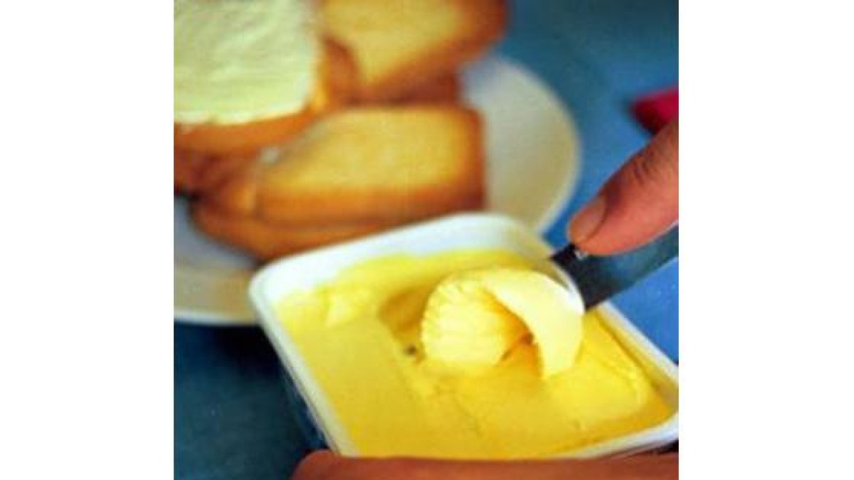 Una persona se prepara una tostada con mantequilla.-Foto: MAITE CRUZ