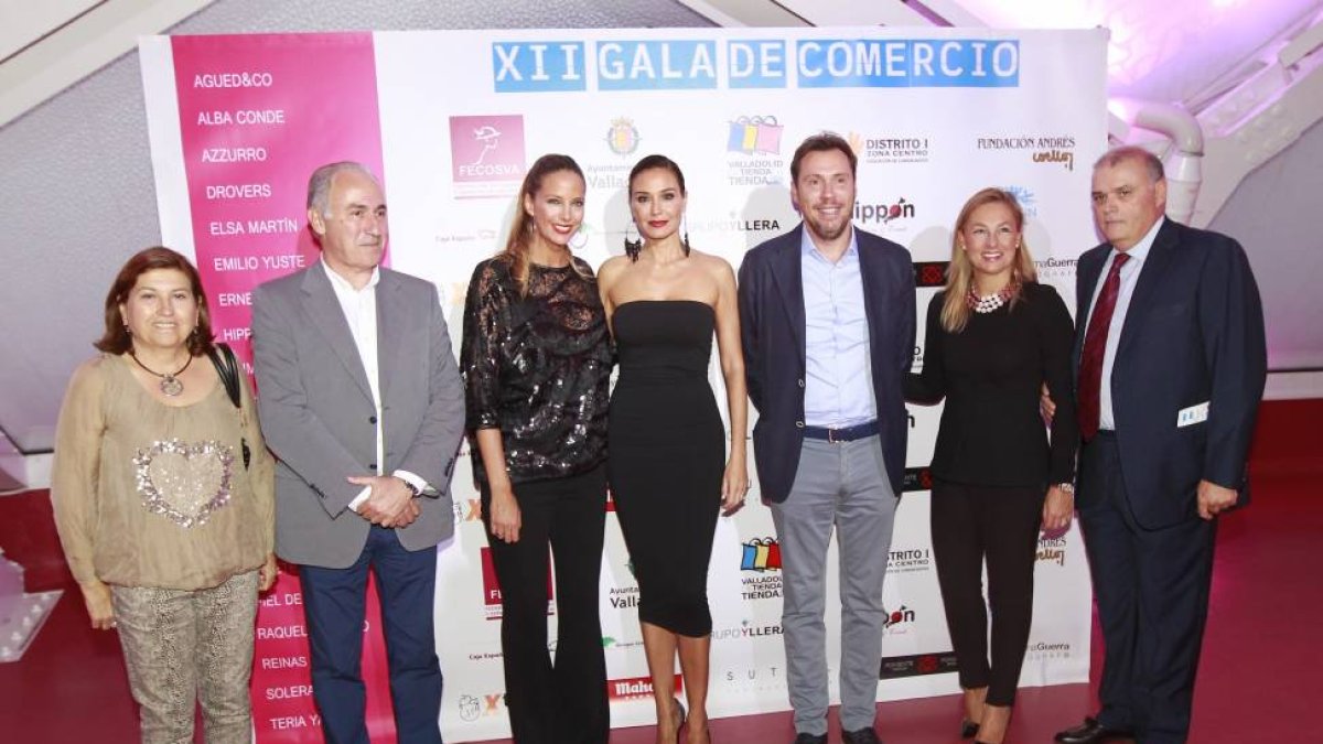 Estefanía Luyk y Juncal Rivero, en el centro, flanqueadas por Gato y Puente, junto con representantes de los organizadores, entre ellos el presidente de Fecosva, Javier Labarga.-J.M. Lostau