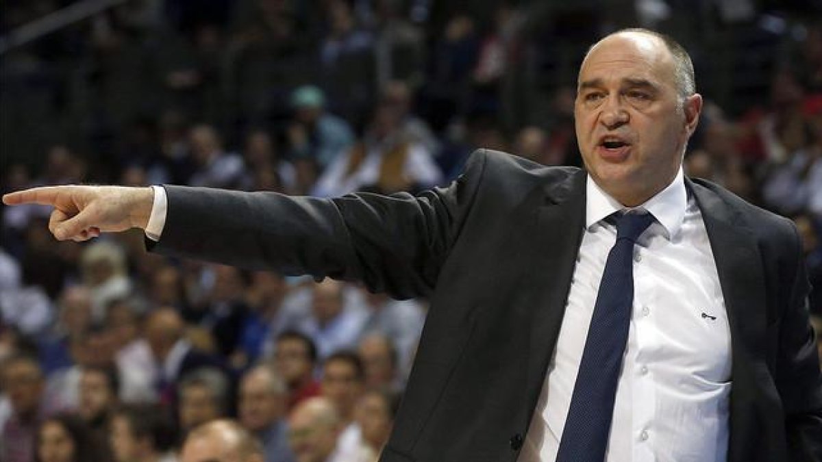 Pablo Laso dirige a sus jugadores durante un partido en Madrid.-EFE / KIKO HUESCA