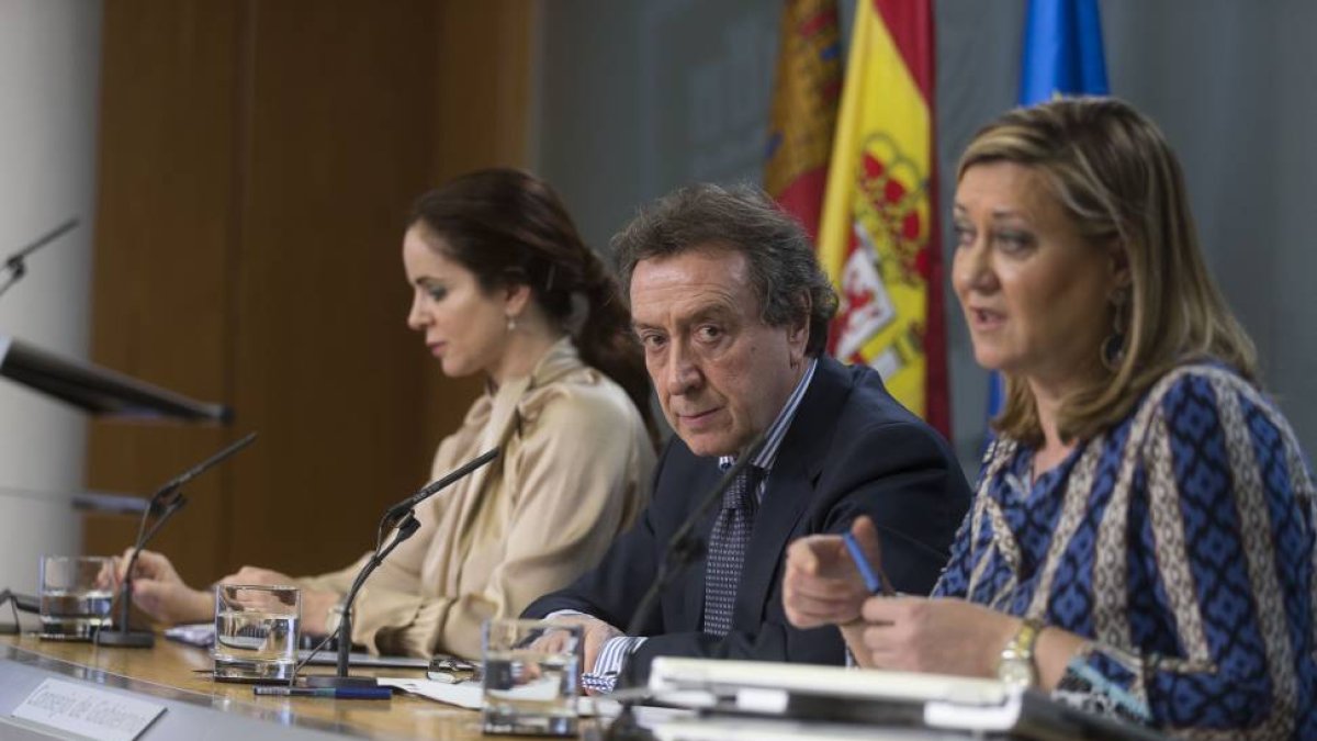 Los consejeros de Agricultura, de la Presidencia y portavoz y de Hacienda, Silvia Clemente, José Antonio de Santiago y Pilar del Olmo-Ical