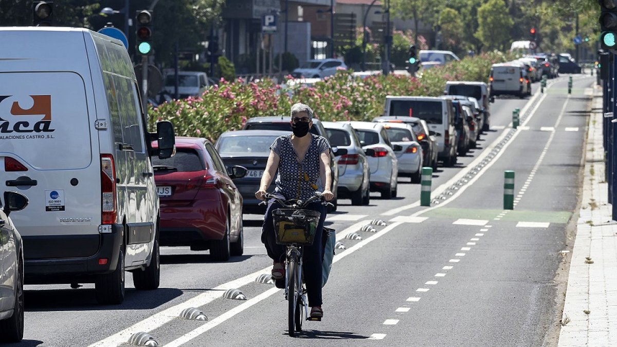 Paseo de Isabel la Católica con un ciclista por el nuevo carril exclusivo. PHOTOGENIC / PABLO REQUEJO