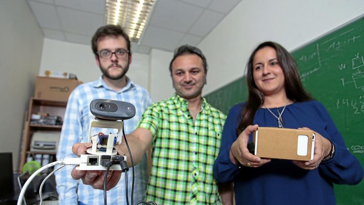 Creadores del sistema en las instalaciones de la Facultad de Informática de la Universidad de Valladolid.-J. M. LOSTAU