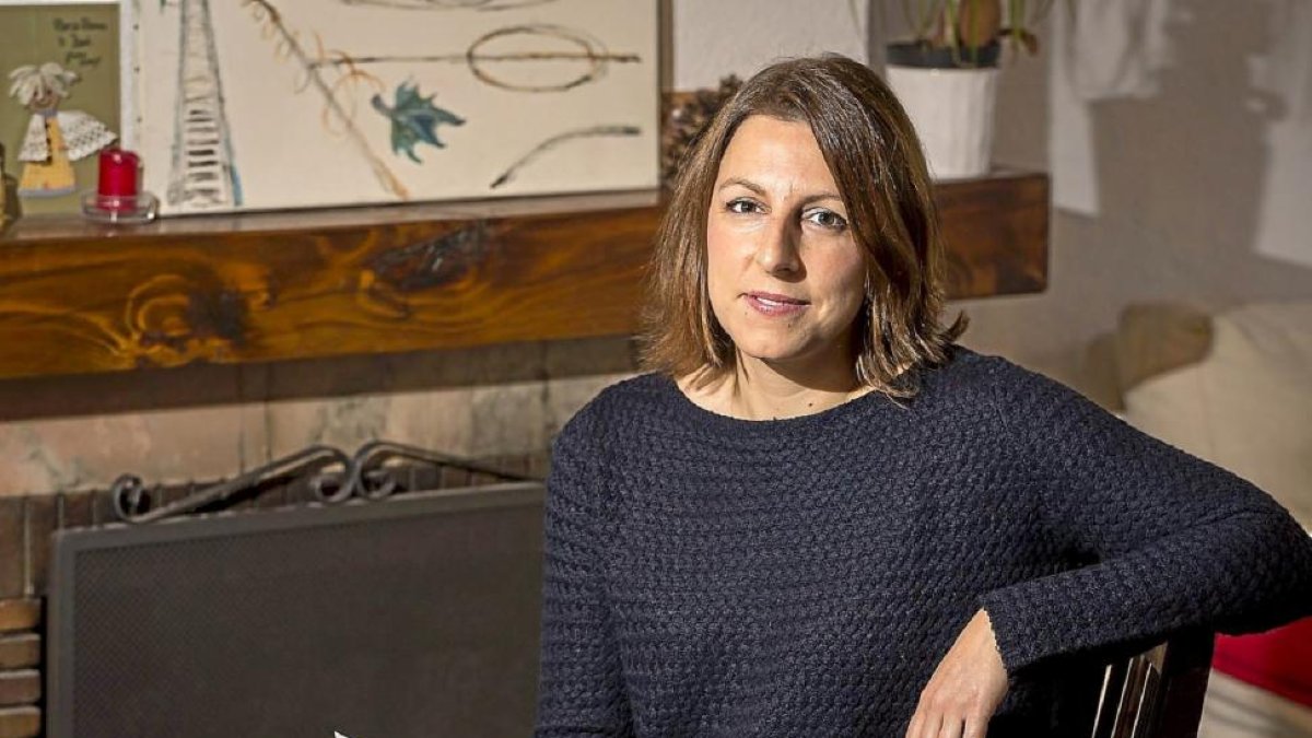 Elena de Castro Martínez posa con su primer libro, publicado por la editorial Páramo.-Miguel Ángel Santos