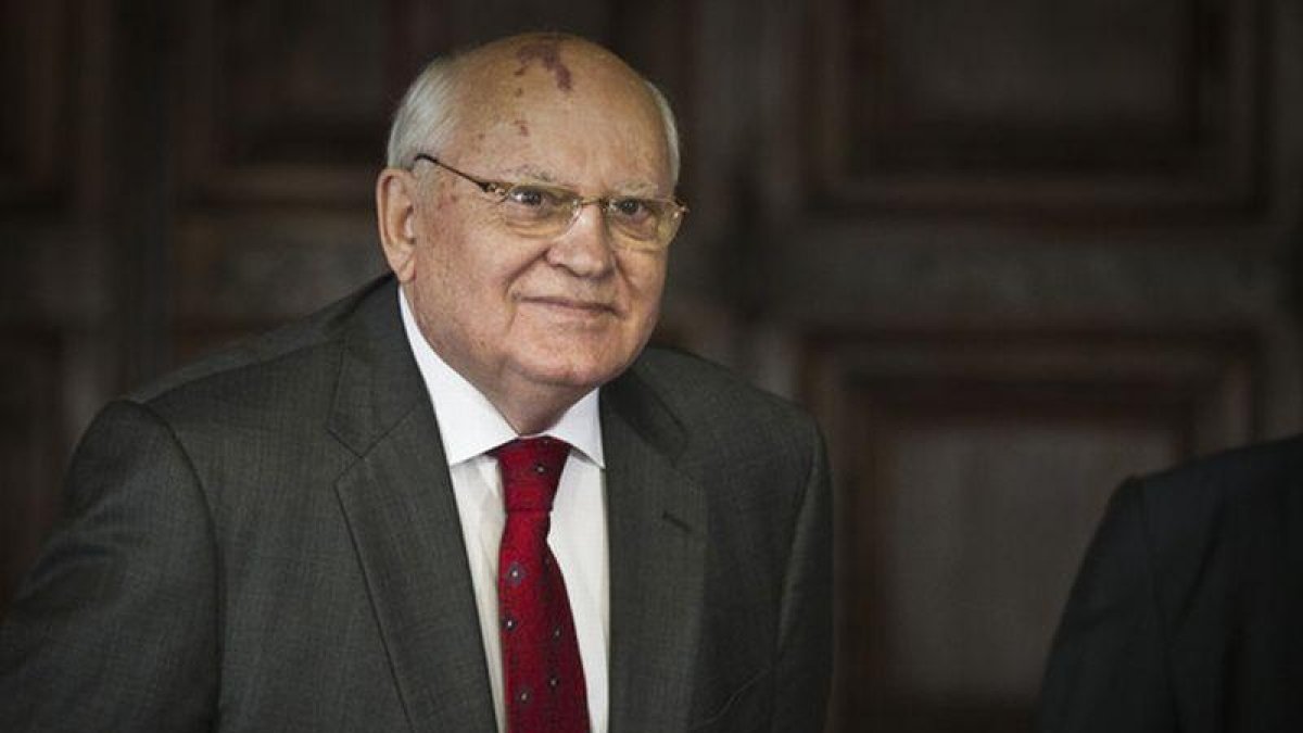 Gorbachov después de recibir la medalla Jaume I de la mano del expresidente de la Generalitat Valenciana, Francisco Camps.-MIGUEL LORENZO