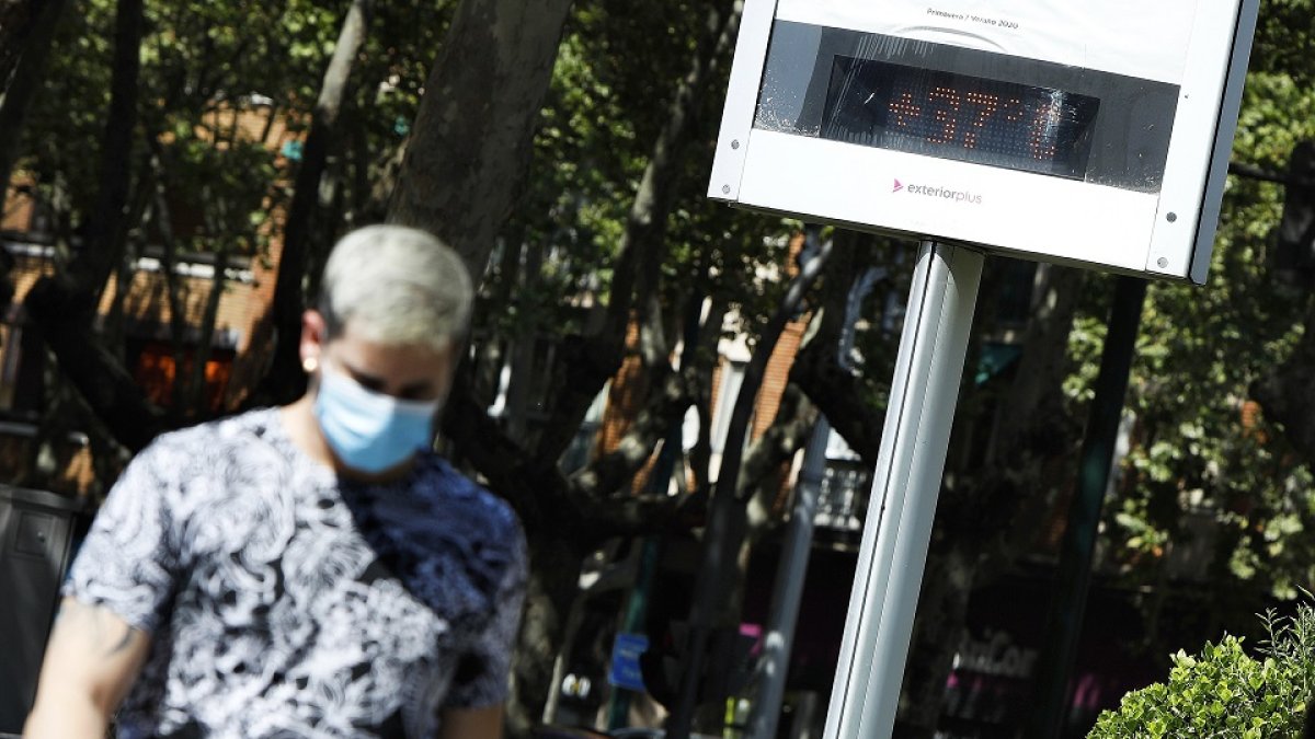 Imagen de un termómetro ayer en el Paseo Zorrilla de Valladolid. J.M. LOSTAU
