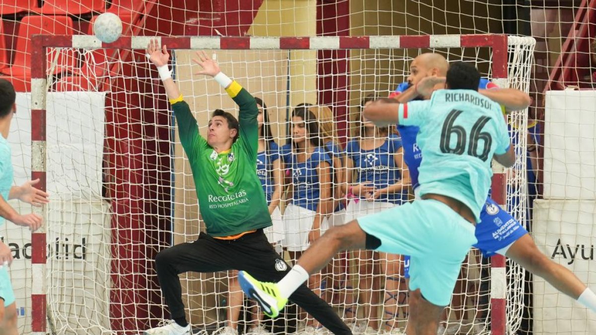 Partido Liga Asobal entre el Recoletas Atlético Valladolid y el FC Barcelona. / J.M. LOSTAU