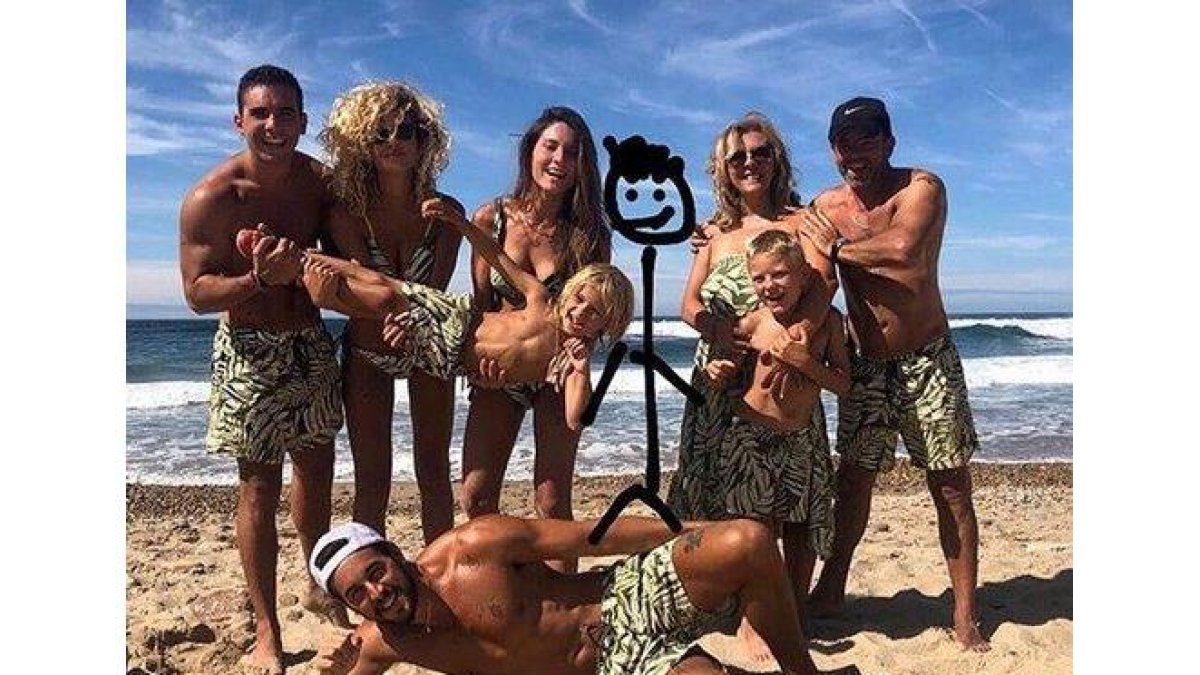 En la foto, tumbado, Mario. Sobre él, de pie, Christian, Sheila, y en sus brazos, el pequeño Daniel. Óscar está representado con un monigote.-INSTAGRAM