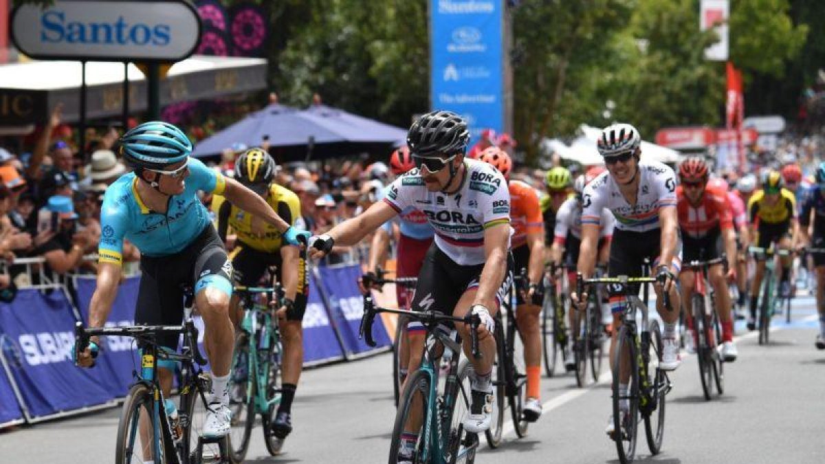 Luis León Sánchez, de azul, felicita a Peter Sagan por su victoria.-EPA/AAP