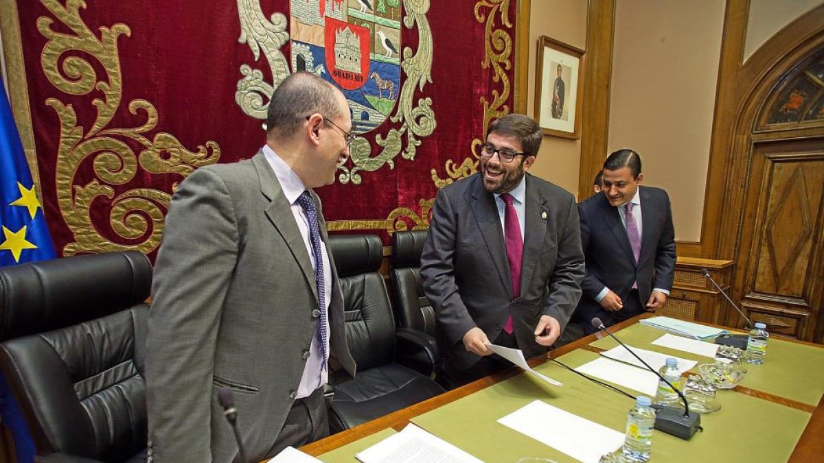 El secretario Vigilio Maraña, el presidente Jesús Manuel Sánchez y el vicepresidente Carlos García.-RICARDO MUÑOZ