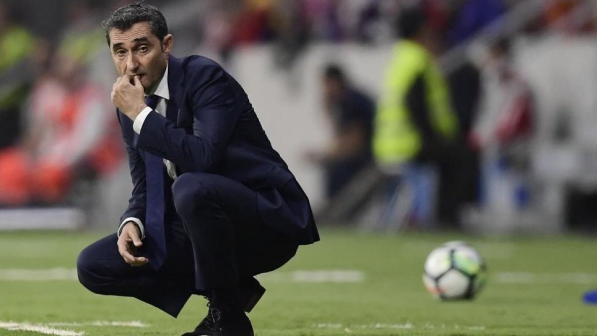 Ernesto Valverde medita durante el Atlético-Barça jugado en el Metropolitano.-JAVIER SORIANO