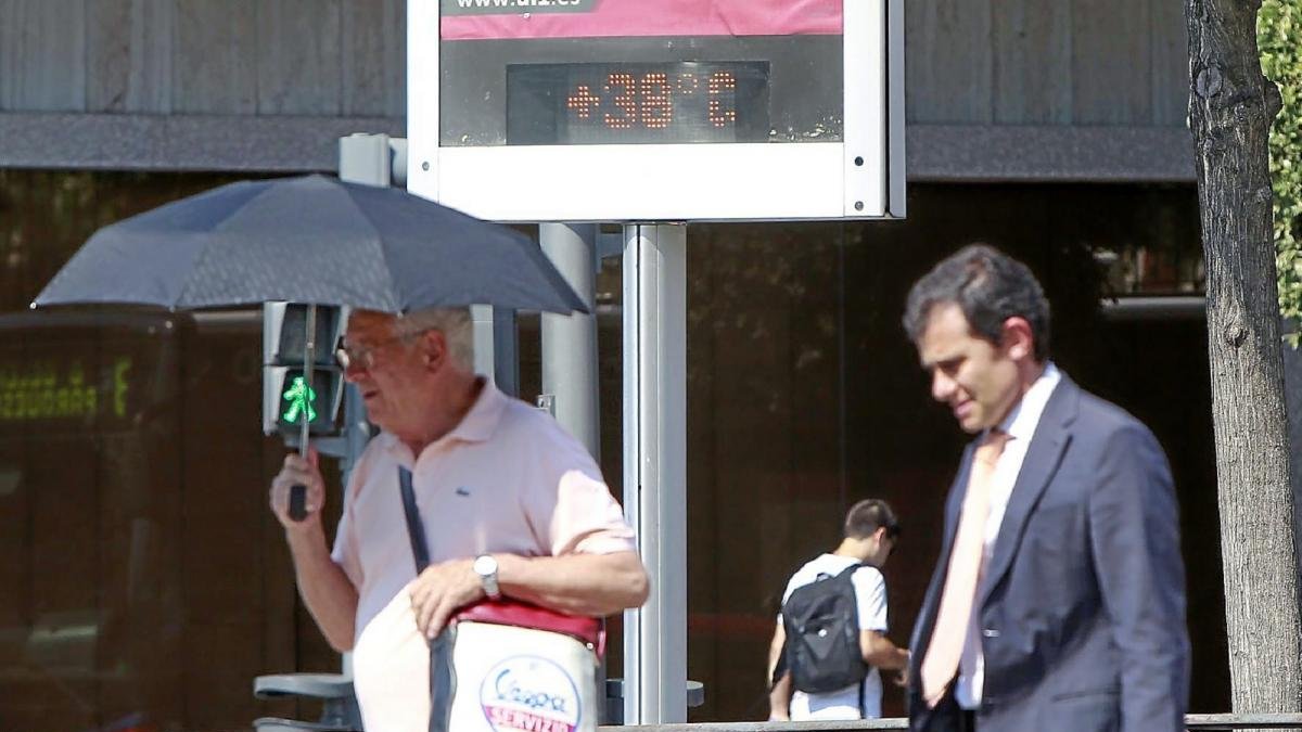 Imagen del termómetro de 38 grados en Valladolid.-J.M. LOSTAU
