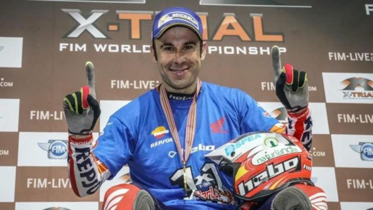 El catalán Toni Bou, en el podio de Niza, celebrando su título mundial nº 21.-REPSOL-HONDA MEDIA