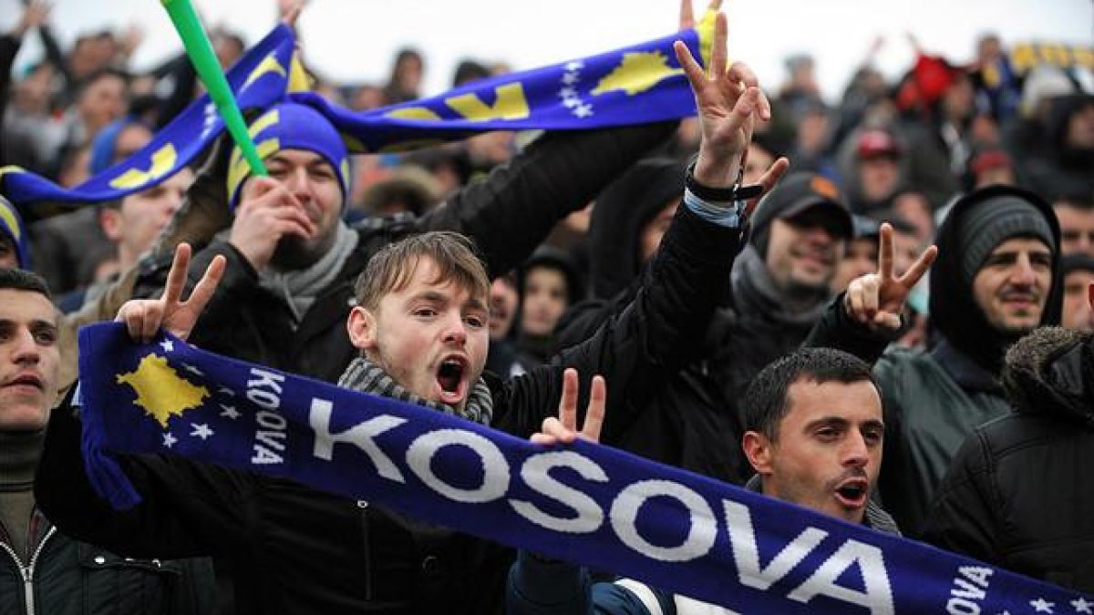 Aficionados de Kosovo animan a su selección de fútbol durante un partido amistoso contra Haití.-EFE / ARMEND NIMANI
