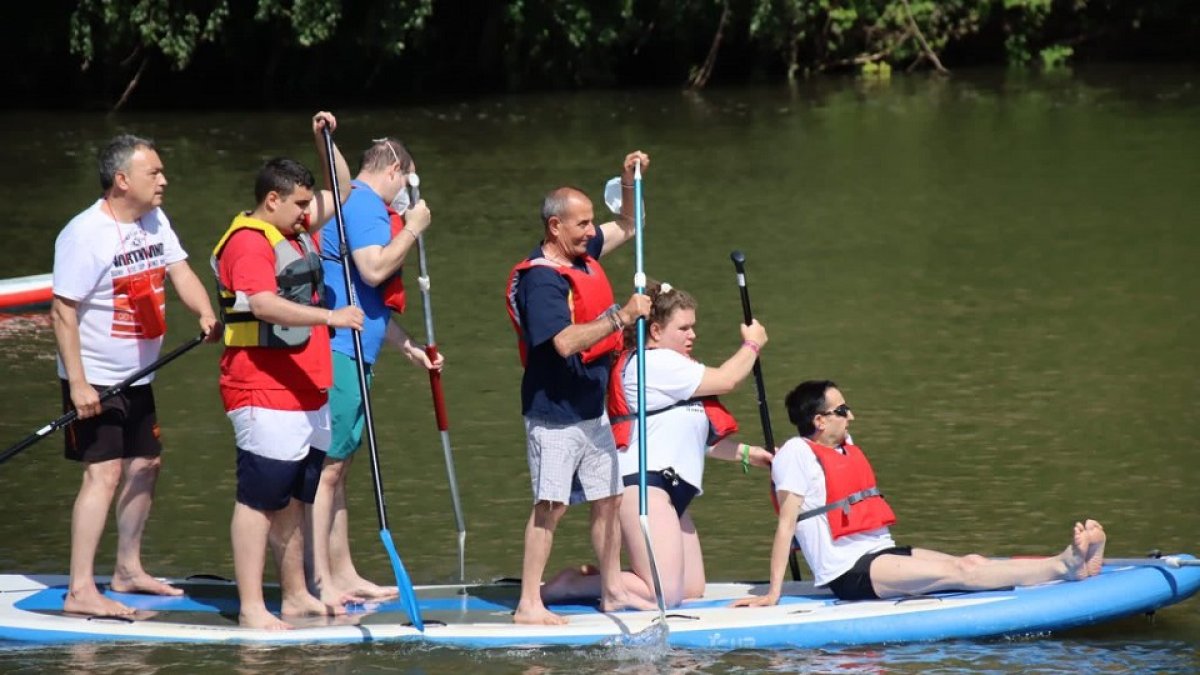 Un grupo de personas practican padelsurf en el río Pisuerga.- E. M.