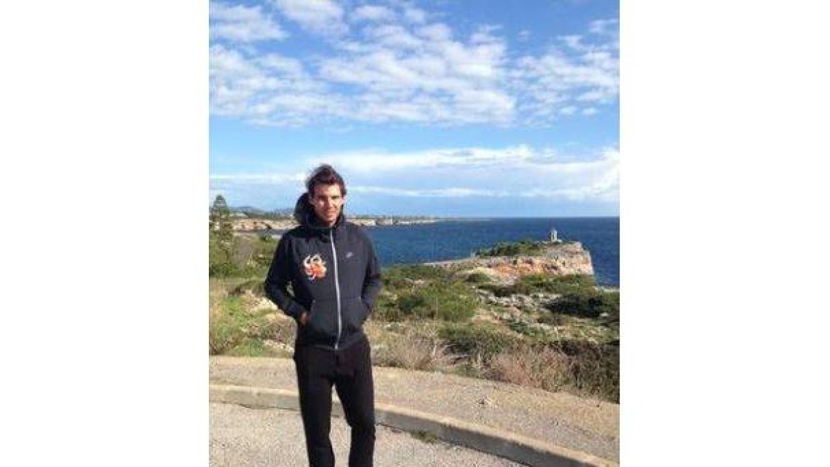 Rafael Nadal, en Porto Cristo, durante su primer día de descanso tras ser operado de apendicitis.-Foto: FACEBOOK