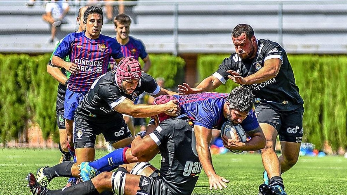 Placaje del jugador de El Salvador ayer en La Foixarda.-MARC ROMERO