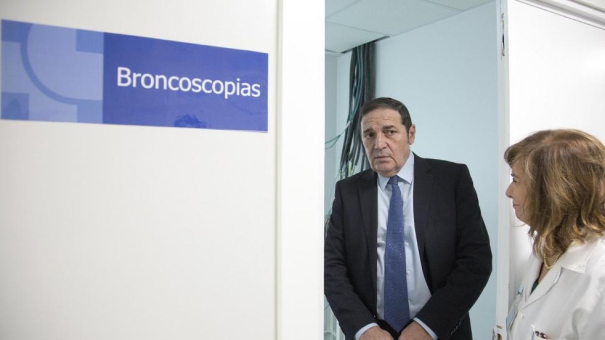 El consejero de Sanidad de la Junta de Castilla y León, Antonio María Sáez, visita la nueva planta de Endoscopias del hospital Clínico Universitario de Salamanca, en la imagen junto a la gerente Cristina Granados-ICAL