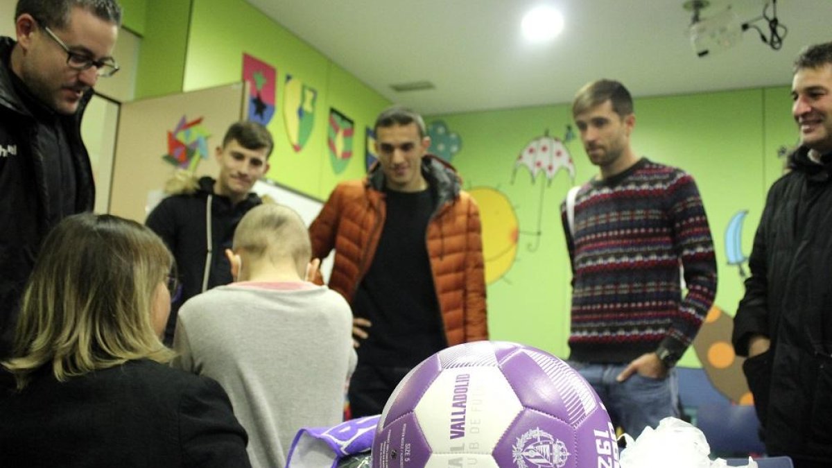 Toni, Masip y Míchel, durante su visita al hospital Río Hortega.-REAL VALLADOLID