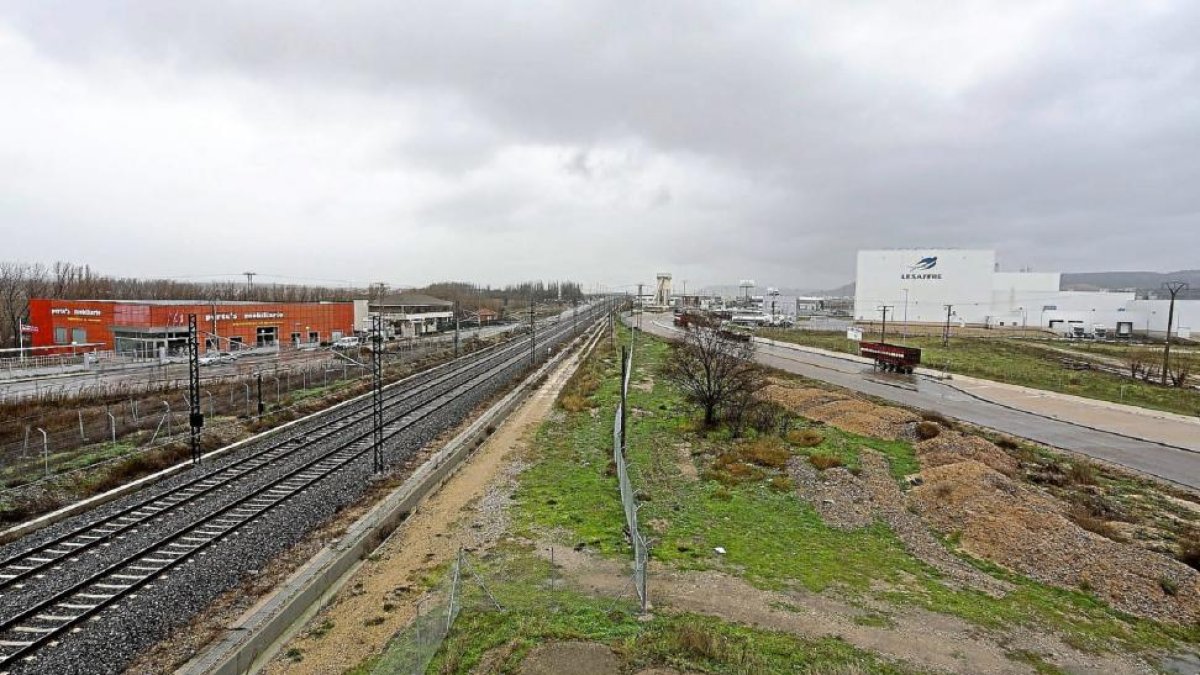 Polígono industrial en el término municipal de Santovenia, junto a la vía del tren.-Miguel Ángel Santos