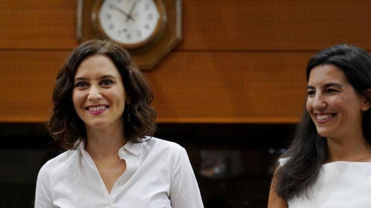 La candidata del PP a la investidura, Isabel Díaz Ayuso, con la portavoz de Vox, Rocío Monasterio, al inicio del debate.-JOSÉ LUIS ROCA