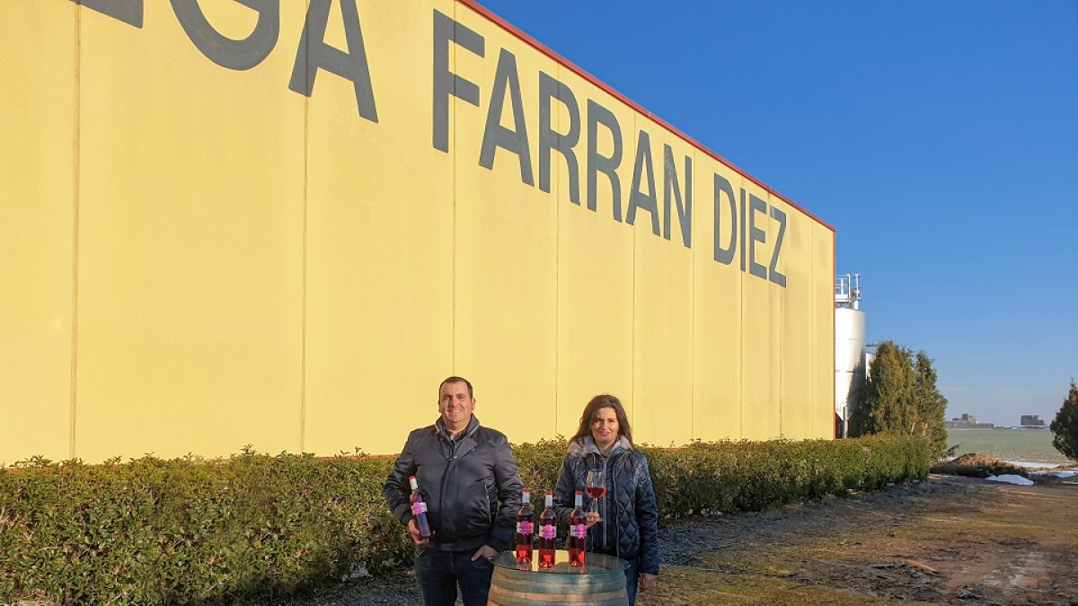 Julio y Conchi Farrán, junto a las instalaciones de la Bodega Farrán Díez, en Cubillas de Santa Marta. E.M.