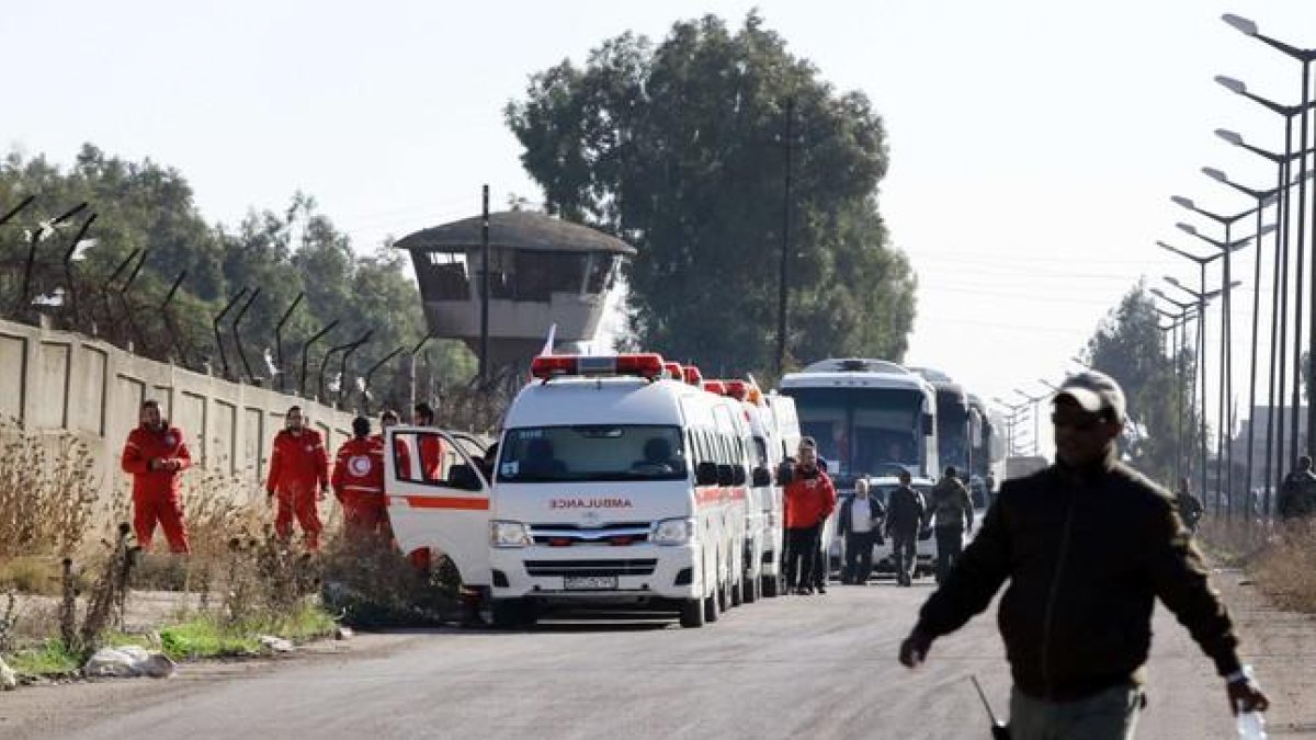Vehículos de la Cruz Roja durante el desalojo del barrio de Waer, en Homs.-AFP / LOUAI BESHARA