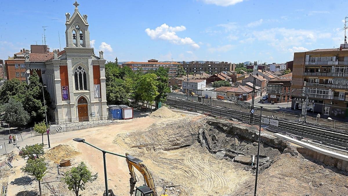 Excavación en la plaza de Rafael Cano para construir la estructura de hormigón que se colocará bajo la vía y que permirtirá comunicar con la calle La Salud.-ROBERTO FERNÁNDEZ