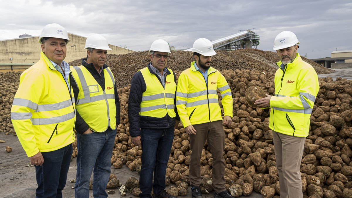 El presidente de Acor, Jesús Posadas, junto con miembros de la cooperativa. ICAL
