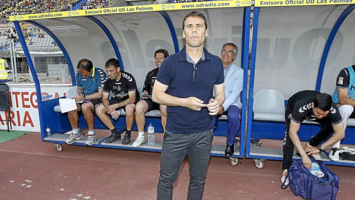 Rubi y su equipo de trabajo, antes de su último partido como entrenador blanquivioleta, en Las Palamas.-E.M