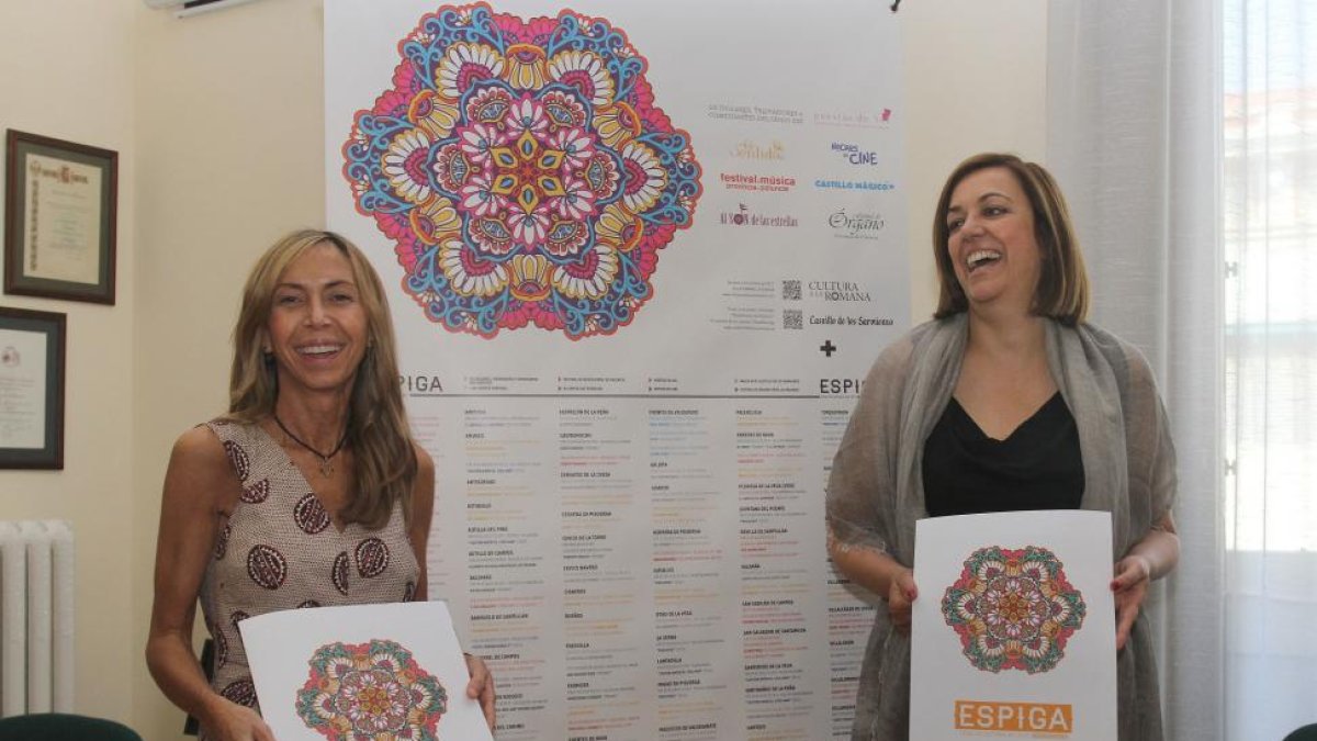 La presidenta de la Diputación de Palencia, Ángeles Armisén (D); y la diputada del Área de Cultura, Carmen Fernández (I), presentan el programa estival 'Espiga Cultural 2017' que se desarrollará en los pueblos de la provincia-ICAL