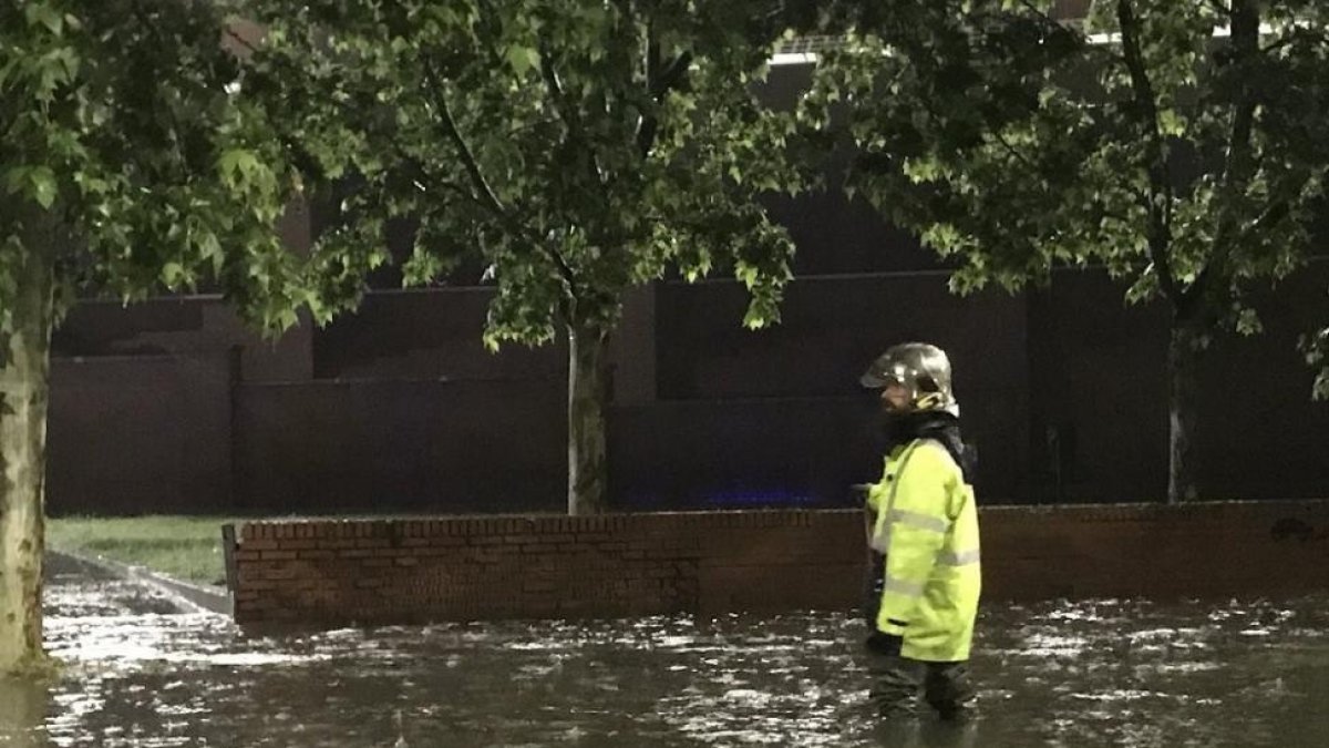 Un bombero trabaja durante una inundación.-EUROPA PRESS