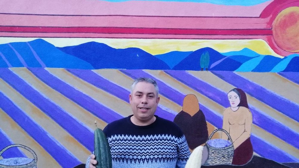 David García, con las esponjas que cultiva en la localidad abulense de El Tiemblo.-ARGICOMUNICACIÓN