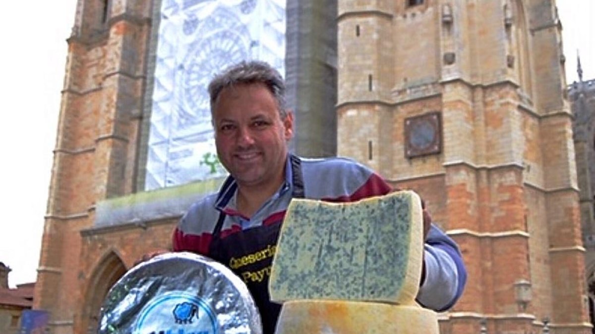 Francisco J. Vázquez, de Los Payuelos, junto a su queso premiado.-E. M.