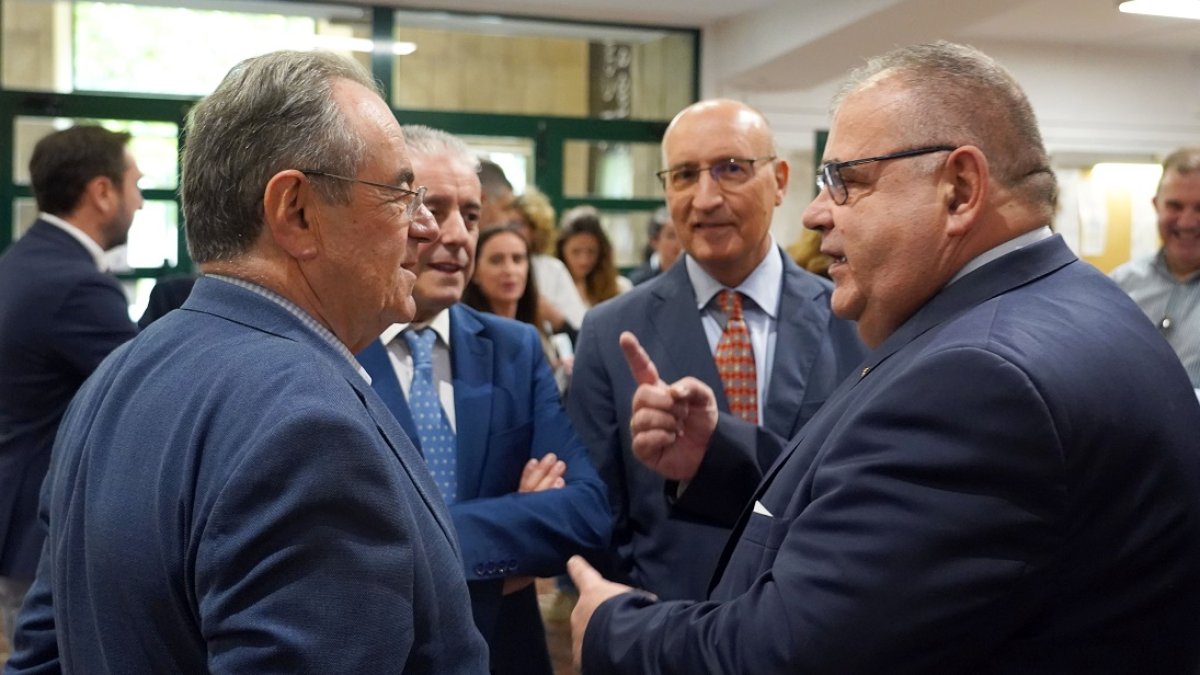 El consejero de Sanidad, Alejandro Vázquez, asiste a la entrega de los nuevos certificados de calidad AENOR del Hospital Clínico. ICAL
